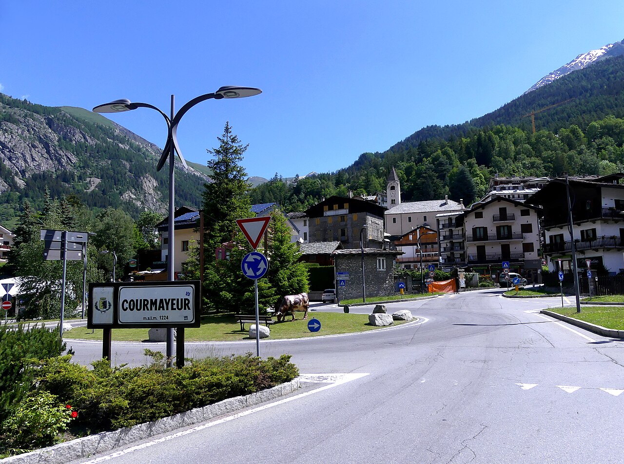 Entry_to_Courmayeur_in_the_morning_(June_2023)