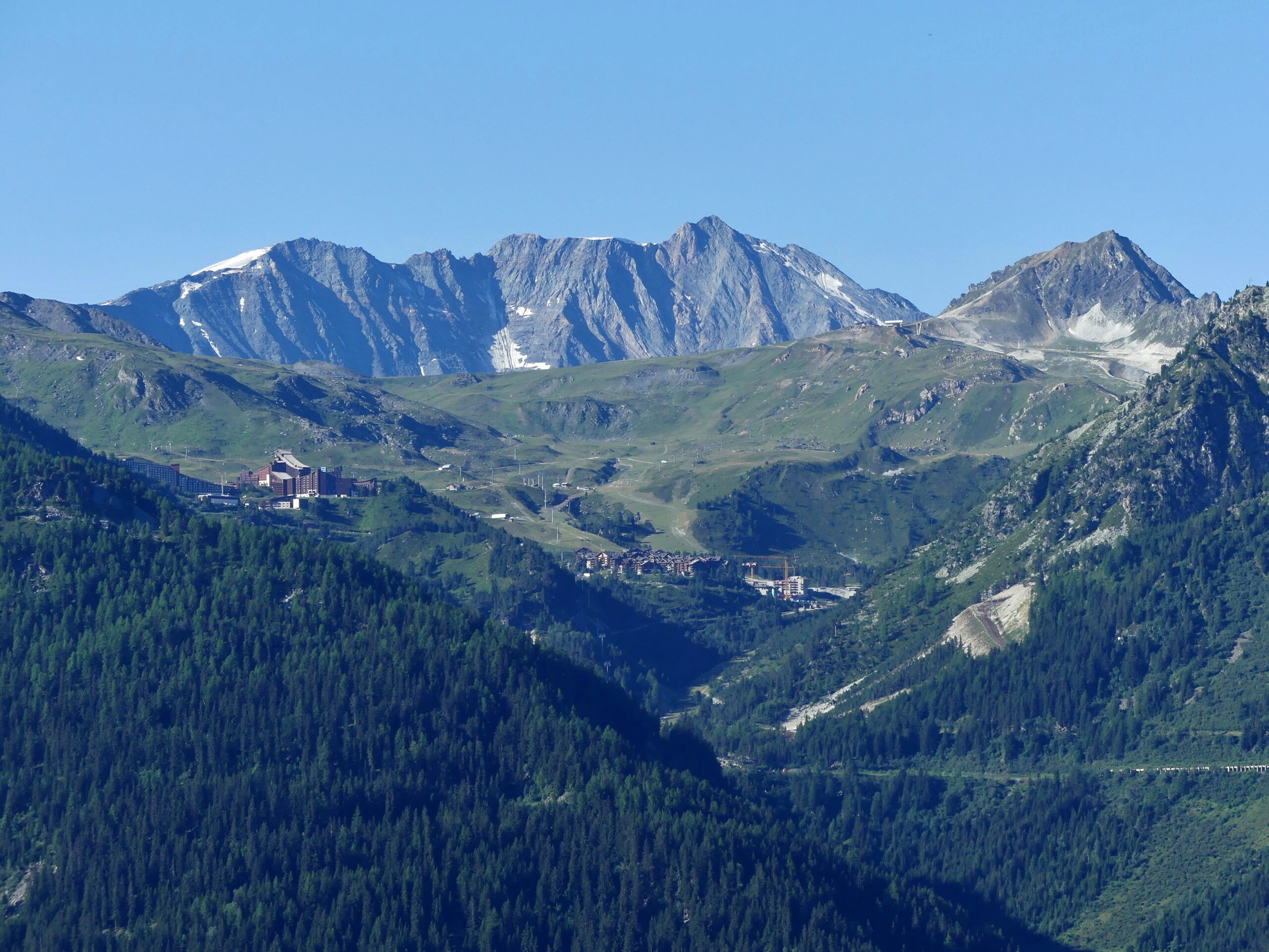 Les_Arcs_2000_vus_depuis_La_Rosière